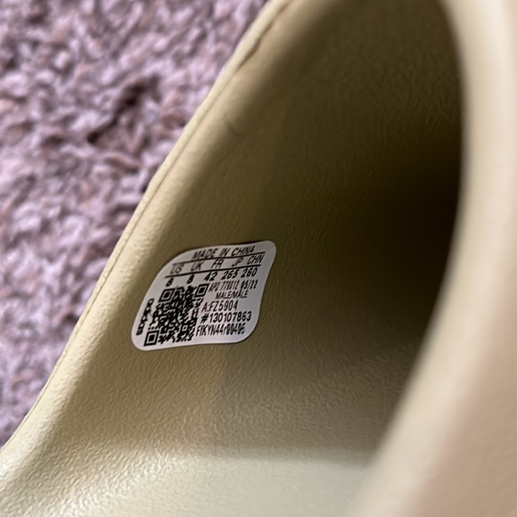 BNIB Yeezy Slide in Resin size 8 - Picture 3 of 13